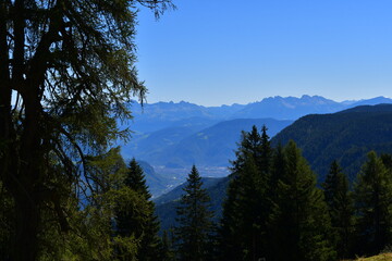Schöne Landschaft in Südtirol mit Blick ins Etschtal, nach Bozen und zu den Dolomiten
