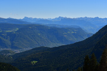Naklejka premium Schöne Landschaft mit Blick zum Etschtal und den Dolomiten 