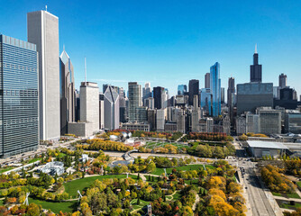 Skyscraper and landscape. Chicago cityscape. City center. Chicago downtown city park and skyline. Autumn city park landscape. Cityscape with fall city park. Chicago cityscape skyline architecture