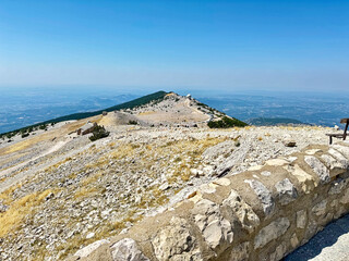 Vue dégagée sur la campagne depuis le somment du Mont Ventoux, un col très apprécié des cyclistes