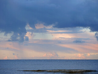 Obraz premium Dramatic sunset cloudscape - Moody evening sky over the sea
