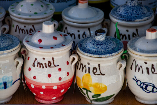 tarros de cer&aacute;mica con tapadera llenos de miel