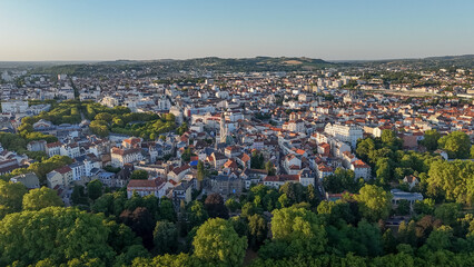 Magnifique vue a&eacute;rienne sur la ville de Vichy en Auvergne au coucher de soleil 