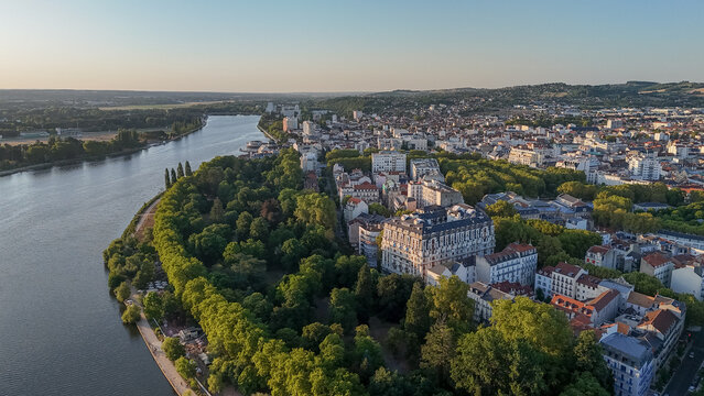 Magnifique vue a&eacute;rienne sur la ville de Vichy en Auvergne au coucher de soleil 