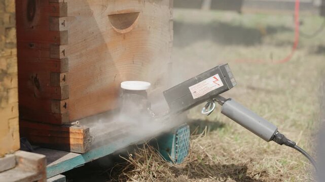  oxalic acid vaporizer treating beehive in beekeeping for varroa mite control