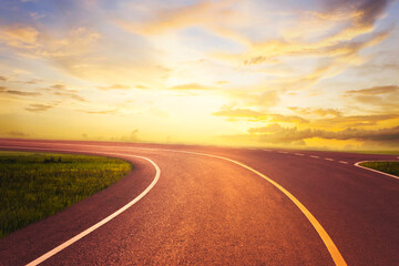 Naklejka premium street and lawn during sunset