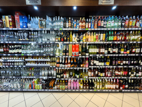 Szeroki wyb&oacute;r alkoholi, w&oacute;dka, whisky, gin, wino, likier, szampan, zagraniczny i krajowy alkohol p&oacute;łka w supermarkecie, hipermarket, polka sklepowa.