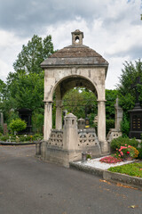 Fototapeta premium schönes altes Familiengrab, Mausoleum auf vier Pfeiler auf einem Friedhof in Würzburg