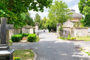 Fototapeta premium Hauptweg zur Kapelle auf dem Friedhof in Würzburg