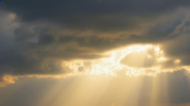 Sonnenstrahlen brechen durch dramatische Wolkendecke &ndash; Himmel Naturstimmung