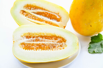 カットしたマクワウリ