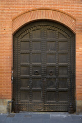 El portón de hierro y remaches