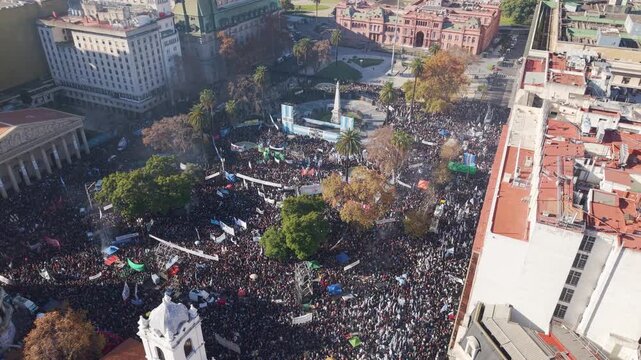Plaza de Mayo, Buenos Aires, Argentina, durante una manifestaci&oacute;n multitudinaria. Casa Rosada, Cabildo, pol&iacute;tica, gente y ciudad.