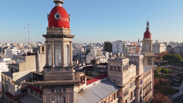 Vista a&eacute;rea del Edificio La Inmobiliaria, Buenos Aires, Argentina. Dron, arquitectura hist&oacute;rica, barrio de Congreso, Avenida de Mayo, d&iacute;a soleado, ciudad patrimonial.