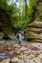 Obraz premium blogger girl travels in a river valley