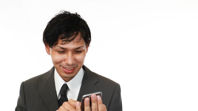 スマートフォンを持つ男性