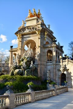 triumphal arch in barcelona spain