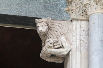 leone con ariete  mensola dell'architrave del portale del Duomo di Monza © gabriffaldi