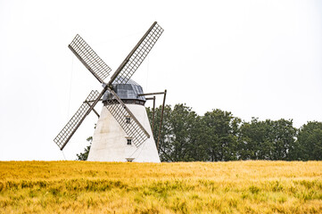 Un mulino vecchio, non piu in funzionem nel contesto estone durante l`estate. © Oksana Rezzonico