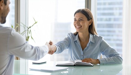 笑顔で握手する若いビジネス女性