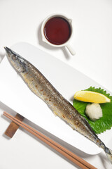 皿に盛りつけた焼き秋刀魚