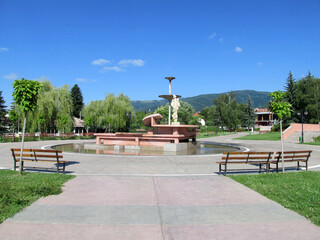 Naklejka premium Sapareva Banya hot&nbsp;mineral and clear mountain water spring, geyser&nbsp;in the town centre Sapareva Banya, Bulgaria. A fountain in the park on a sunny day, blue sky and no clouds. Europe geyser hot water