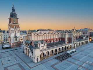 Obraz premium Sunrise view of the rynek glowny main square with sukiennice mar