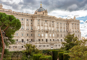 Fototapeta premium Royal Palace of Madrid and Sabatini gardens, Spain