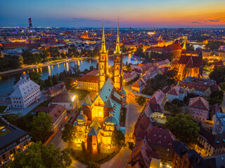 Obraz premium Night view of church of the Holy Cross and St Bartholomew and ca