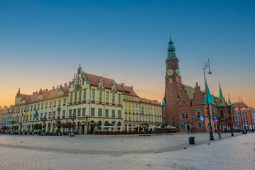 Obraz premium Sunrise view of town hall at Rynek, the picturesque square in ce