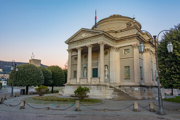 Obraz premium sunrise view of Tempio Voltiano on shore of lake Como in Italy