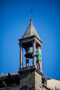 Emblematic Abuelo Mayorga strikes the hour in Plasencia, Spain
