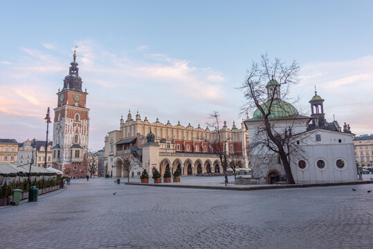 Night view of the Sukiennice marketplace (Cloth Hall, Drapers' H
