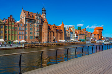 Obraz premium Waterfront with Chlebnicka gate in Gdansk during sunny day, Pola