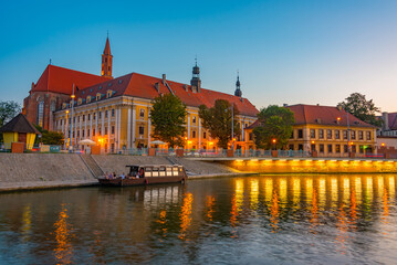 Obraz premium Sunset view of riverside of Odra, Wroclaw, Poland