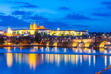 Obraz premium Sunset panorama of Prague dominated by the Prague castle, Czech