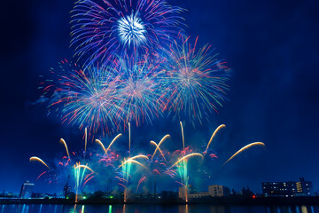 色とりどりの花火が夜空を彩る花火大会の夜景