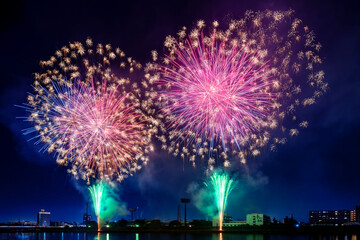 色とりどりの花火が夜空を彩る花火大会の夜景
