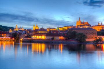 Obraz premium Sunset view of the Prague castle and vltava river in Prague, Cze