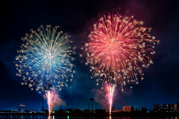 色とりどりの花火が夜空を彩る花火大会の夜景
