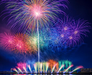 色とりどりの花火が夜空を彩る花火大会の夜景