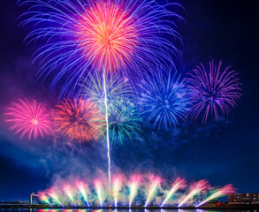 色とりどりの花火が夜空を彩る花火大会の夜景