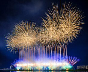 色とりどりの花火が夜空を彩る花火大会の夜景