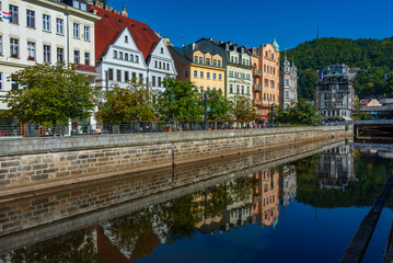 Obraz premium Colourful houses reflecting on Tepla river in Karlovy Vary, Czec