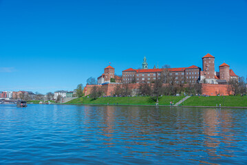 Obraz premium Wawel castle in the polish city Krakow/Cracow reflected on the V