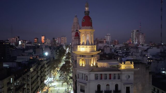 ista a&eacute;rea nocturna del Edificio La Inmobiliaria, Buenos Aires, Argentina. Dron, luces iluminando la arquitectura, barrio de Congreso, Avenida de Mayo, ciudad hist&oacute;rica.