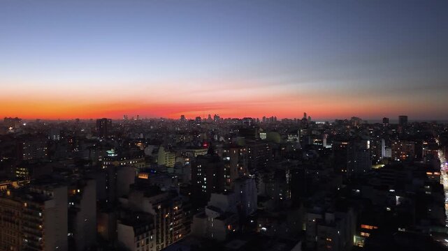 Vista a&eacute;rea de la ciudad de Buenos Aires al atardecer. Cielo naranja, paisaje urbano, hora m&aacute;gica, calma y belleza arquitect&oacute;nica.