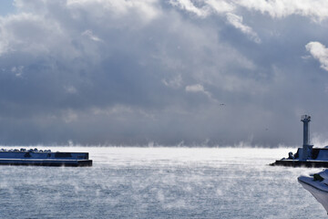 極寒の朝の港と毛嵐