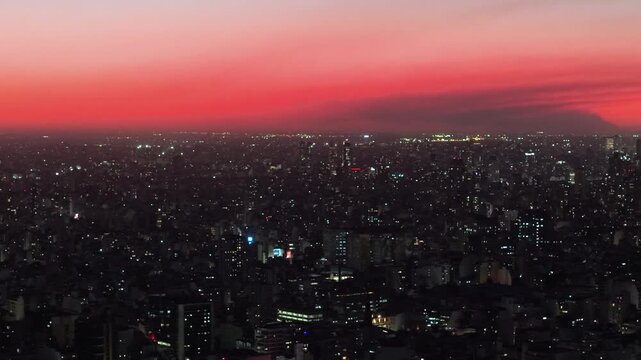 Vista a&eacute;rea de la ciudad de Buenos Aires al atardecer. Cielo naranja, paisaje urbano, hora m&aacute;gica, calma y belleza arquitect&oacute;nica.