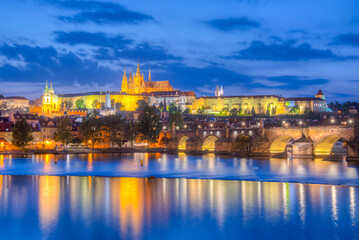 Obraz premium Sunset panorama of Prague dominated by the Prague castle, Czech